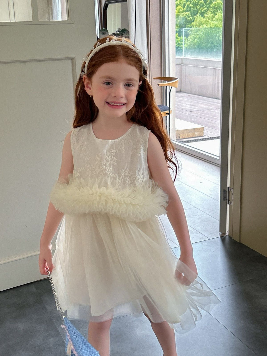 Vestido Infantil Bordado com Tule