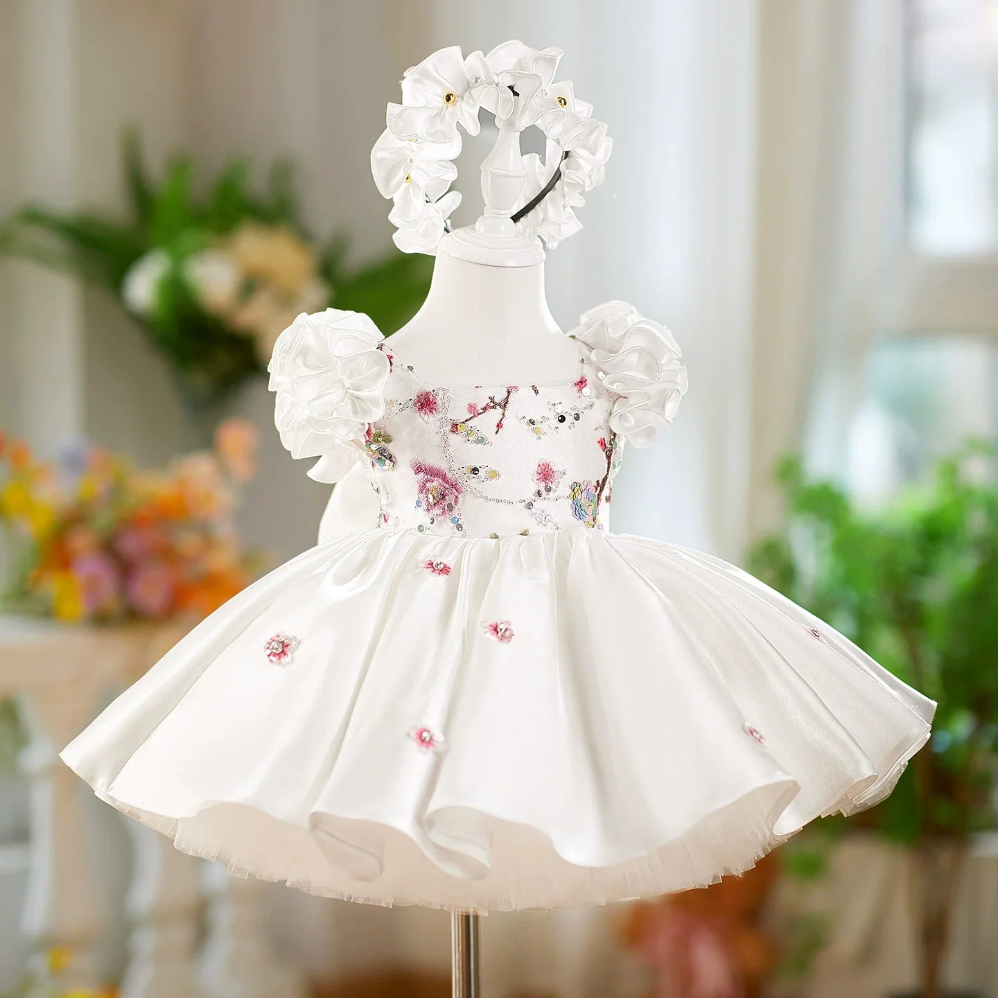 Vestido de Festa Branco Flores Brilhantes