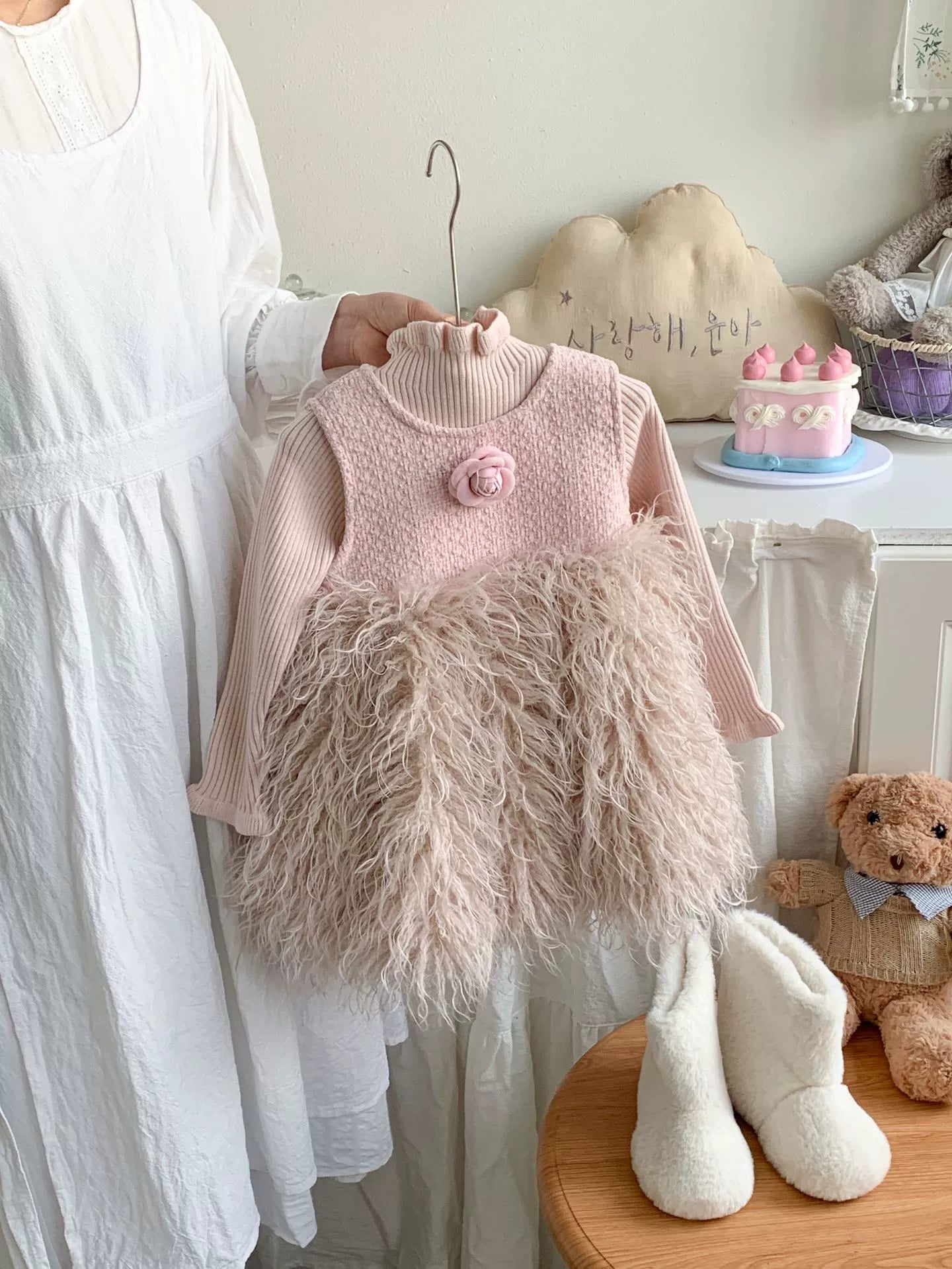 Vestido Plumas e Florzinha + Manga Longa