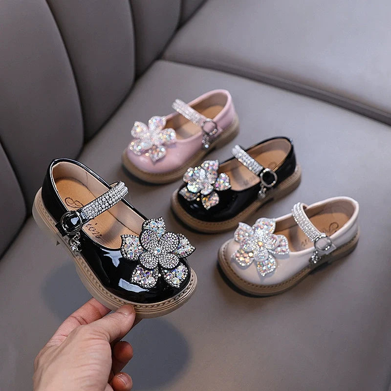 Sapato Infantil Feminino Brilhante e Pérolas