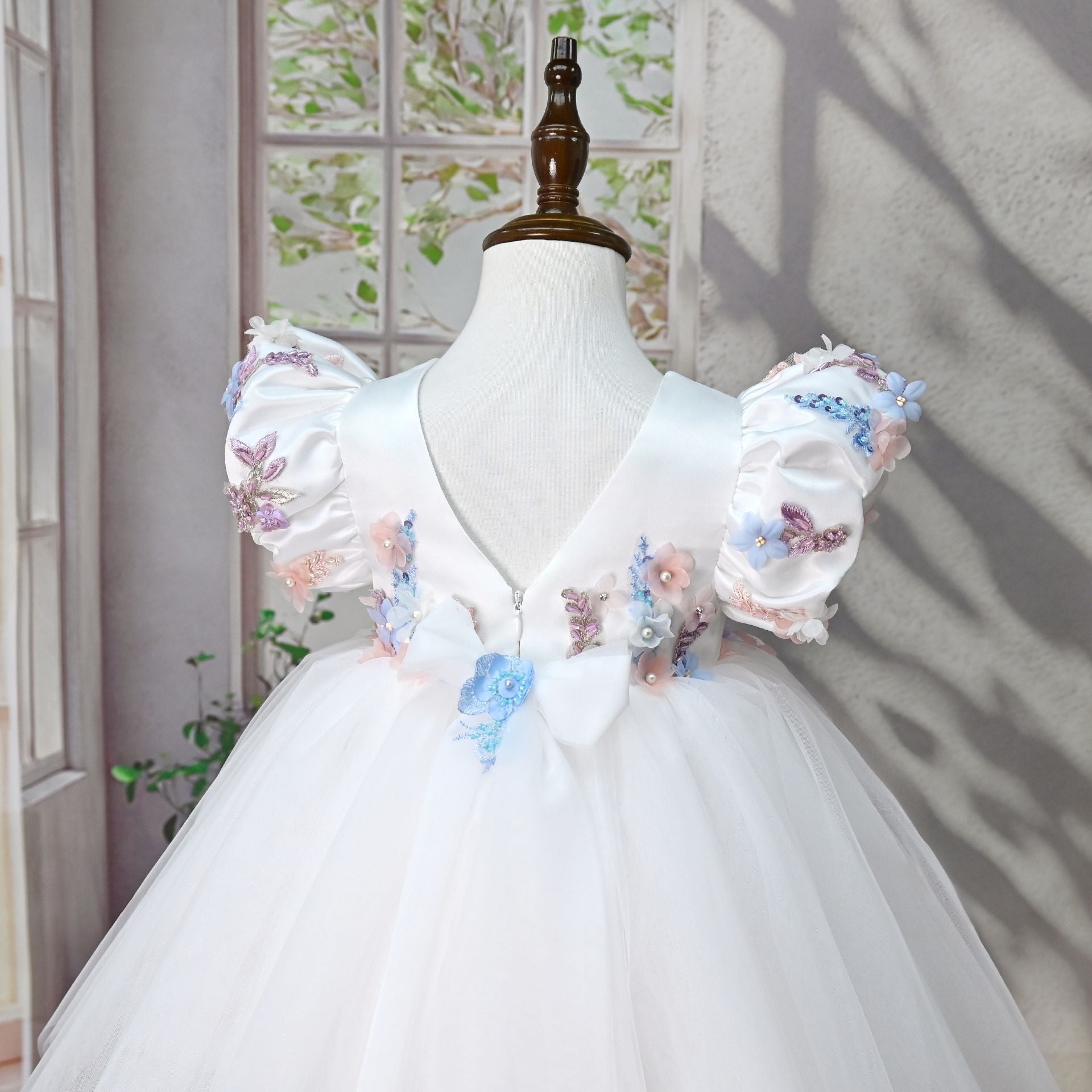 Vestido de Festa Branco com Flores Coloridas
