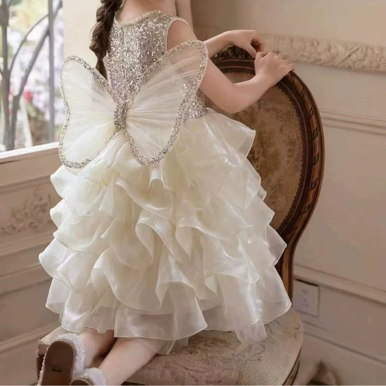 Vestido Infantil Brilhante com Asinha de Borboleta