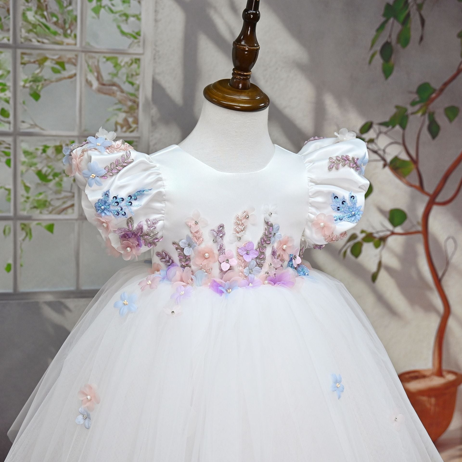 Vestido de Festa Branco com Flores Coloridas
