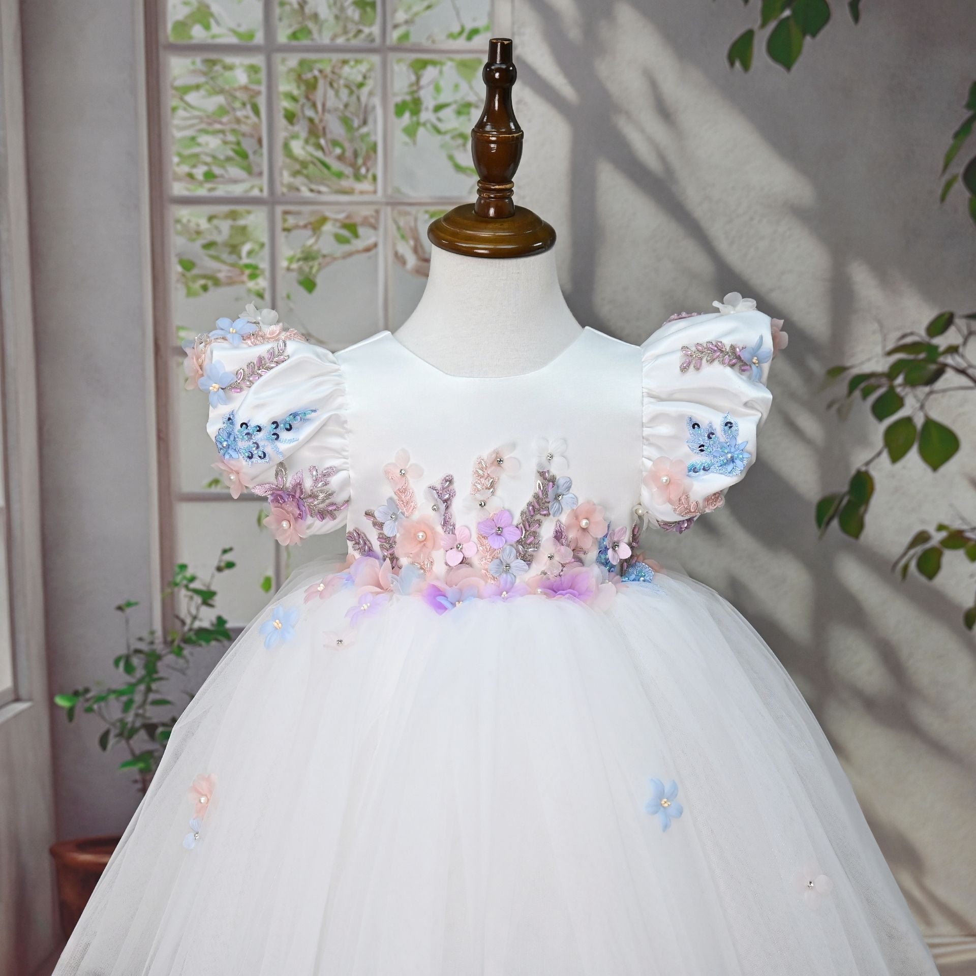 Vestido de Festa Branco com Flores Coloridas