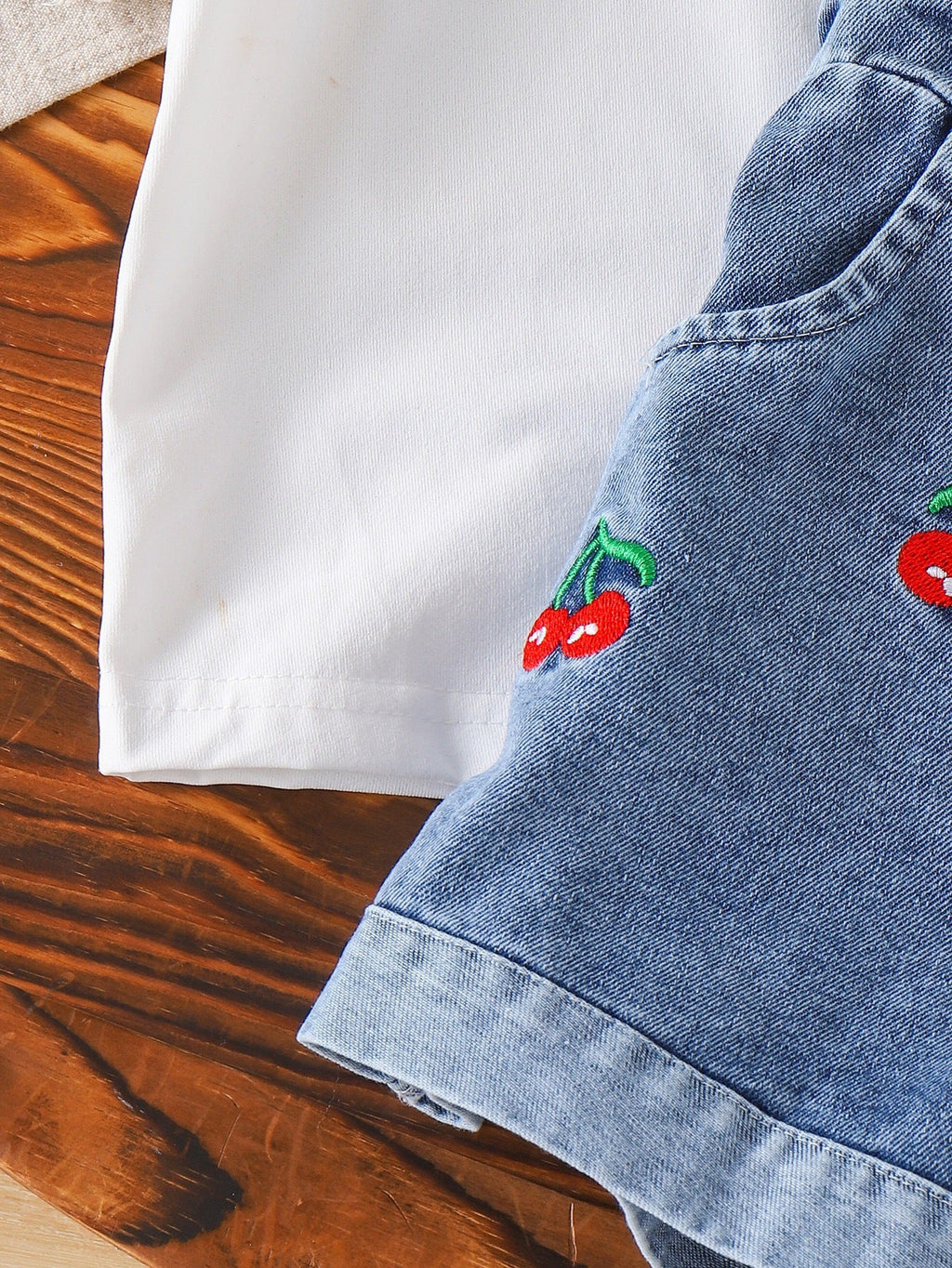 Jardineira Jeans Cerejinha + Blusinha