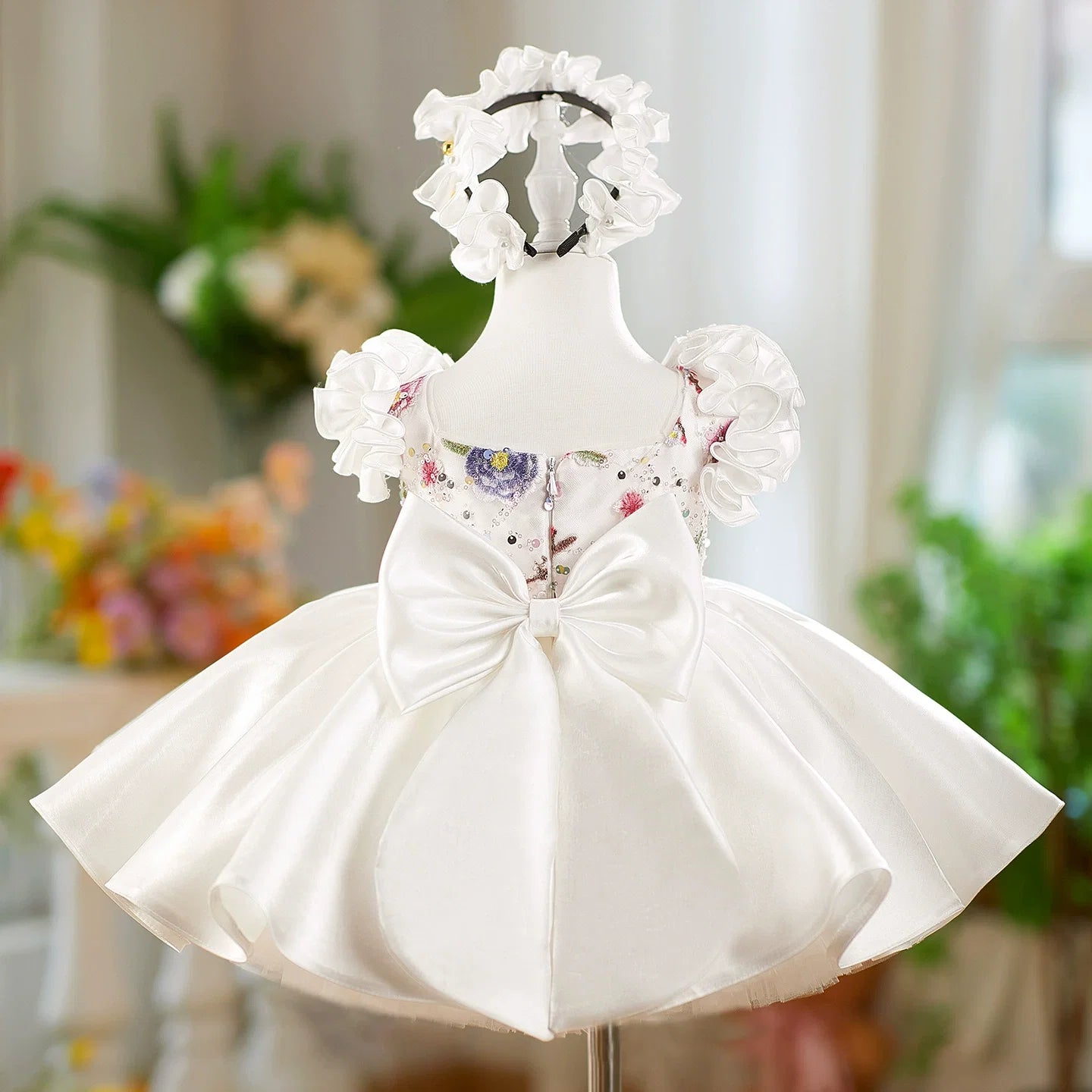 Vestido de Festa Branco Flores Brilhantes