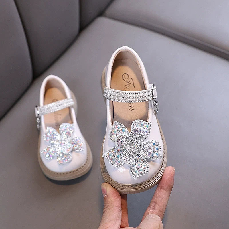 Sapato Infantil Feminino Brilhante e Pérolas