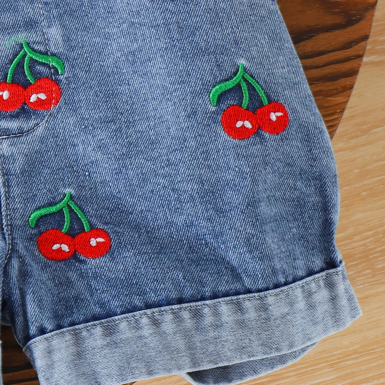 Jardineira Jeans Cerejinha + Blusinha
