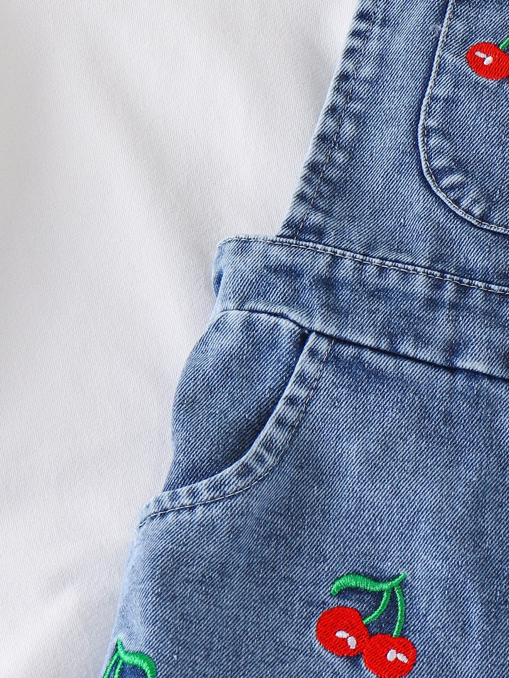 Jardineira Jeans Cerejinha + Blusinha