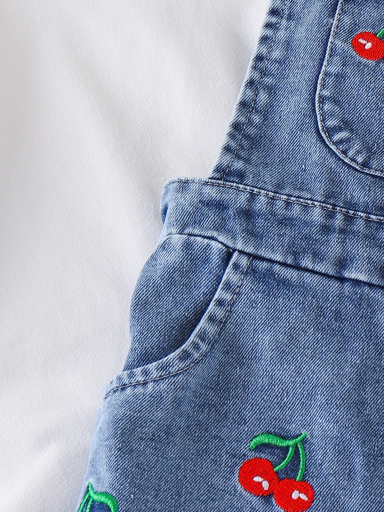 Jardineira Jeans Cerejinha + Blusinha