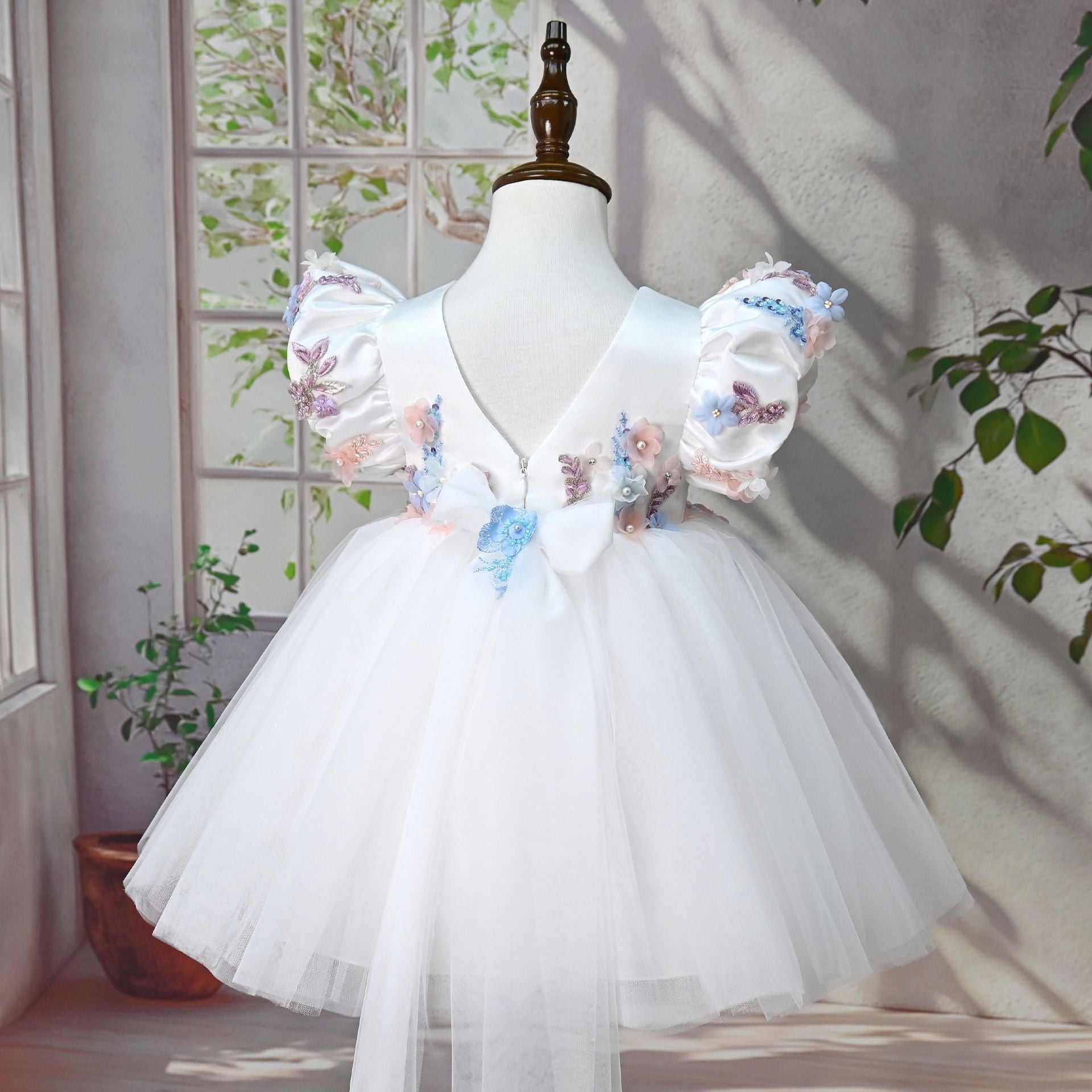 Vestido de Festa Branco com Flores Coloridas