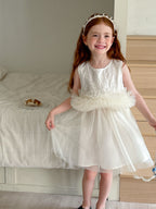 Vestido Infantil Bordado com Tule